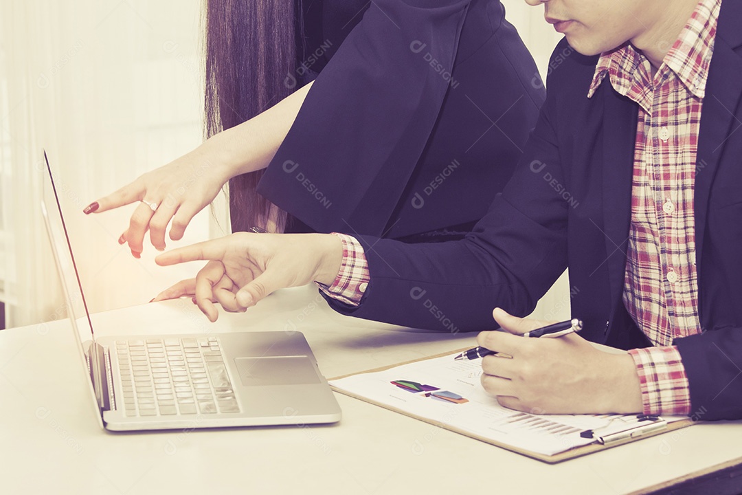 Trabalho de projeto do gerente de contas da equipe. Gerentes de negócios de fotos trabalhando