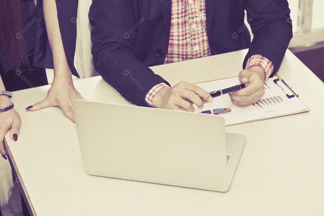 Equipe de negócios jovem trabalhando em um laptop