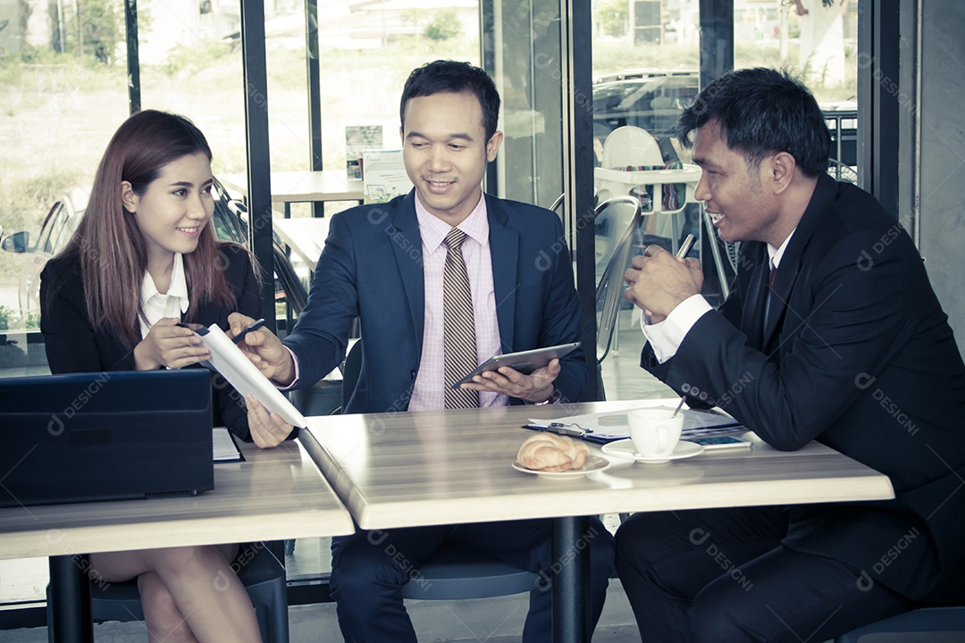 Empresários tendo reunião no café
