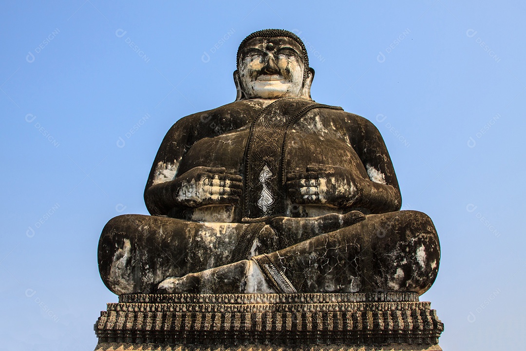 Phra Sangkachai, estátua do grande padre budista em Sala Kaew