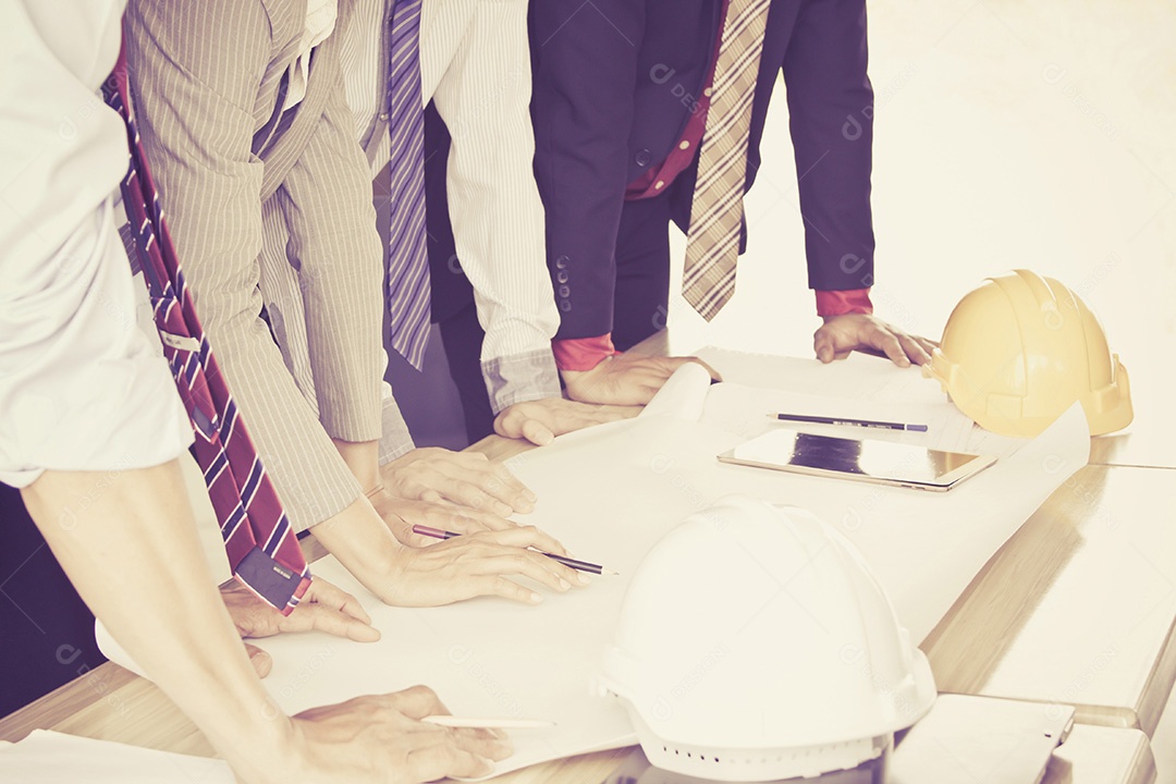 Arquiteto discute com engenheiro sobre projeto no escritório