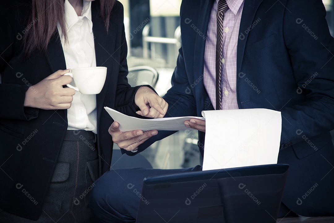 Equipe de negócios planejando seu projeto de negócios juntos