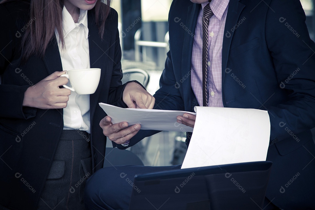Equipe de negócios trabalhando em seu projeto de negócios juntos
