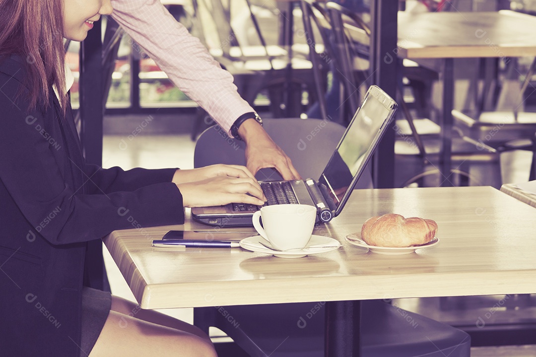 Close-up jovem homem de negócios e mulher de negócios trabalhando