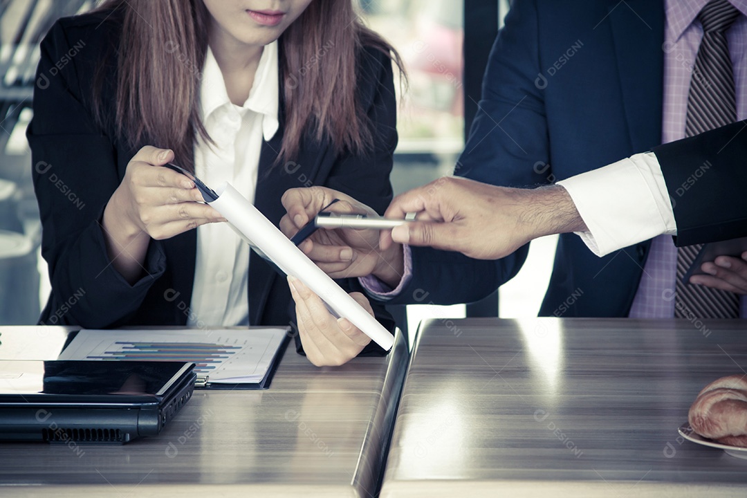 Close-up do processo de trabalho na reunião de negócios no café