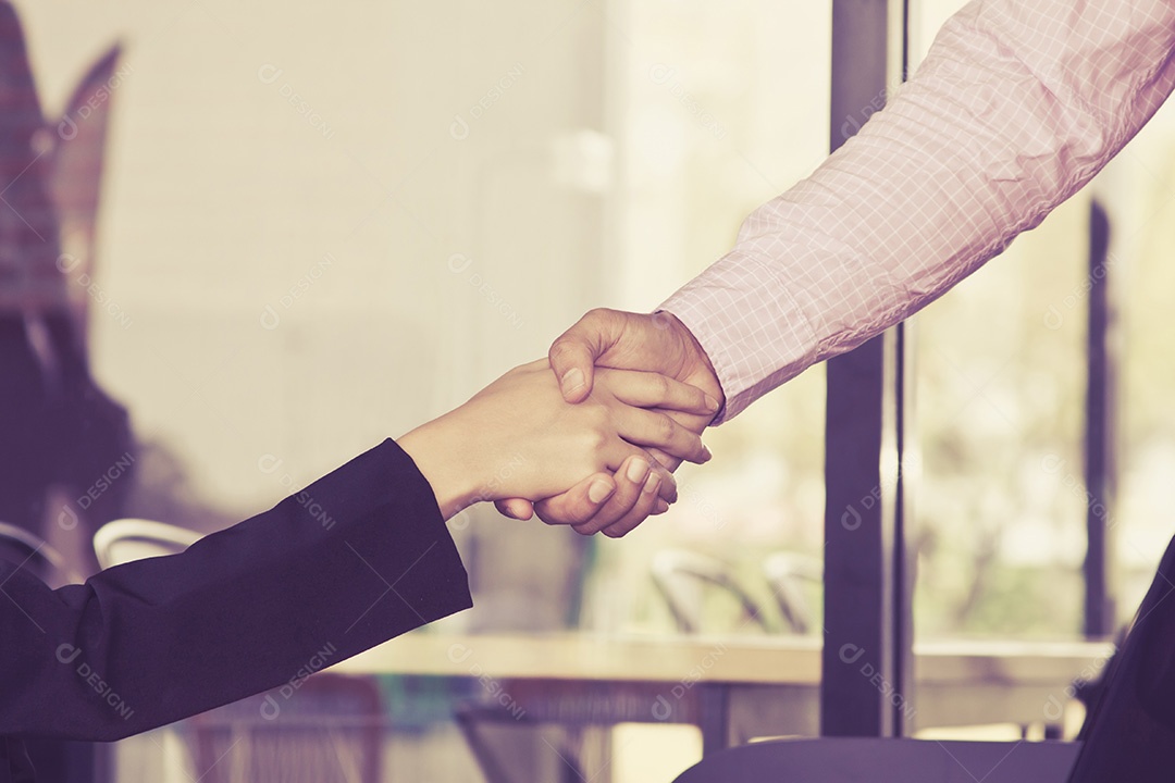 Conceito de negócio de aperto de mão, empresário e empresária apertando as mãos