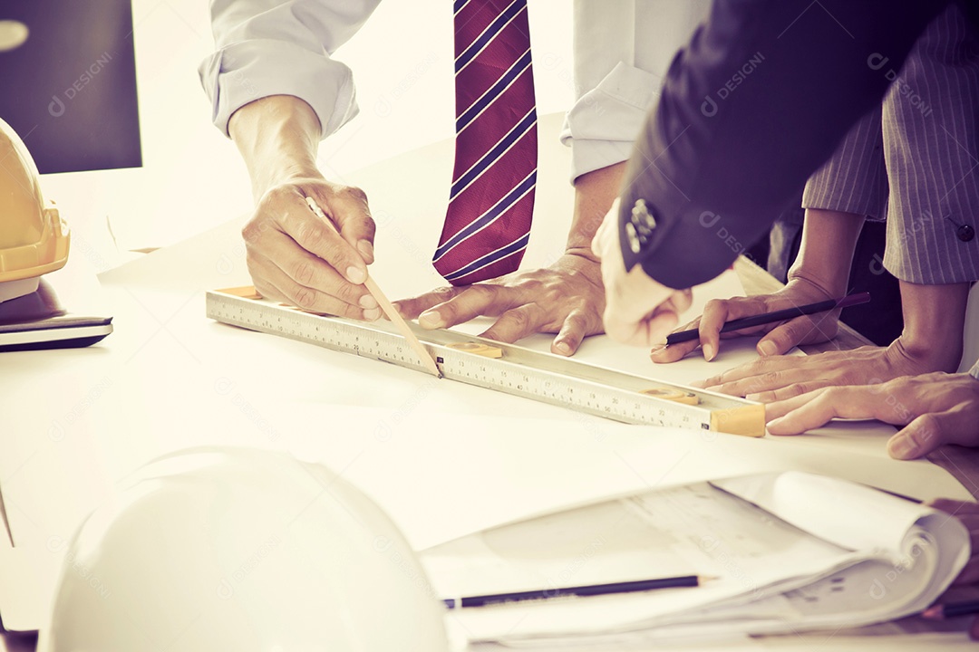 Imagem de reunião de engenheiros para projeto arquitetônico. trabalhando com inteligência