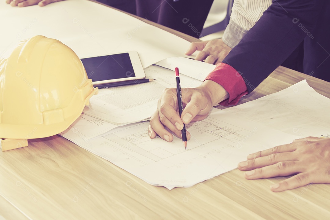 Reunião da equipe de projeto de engenheiros trabalhando e discutindo