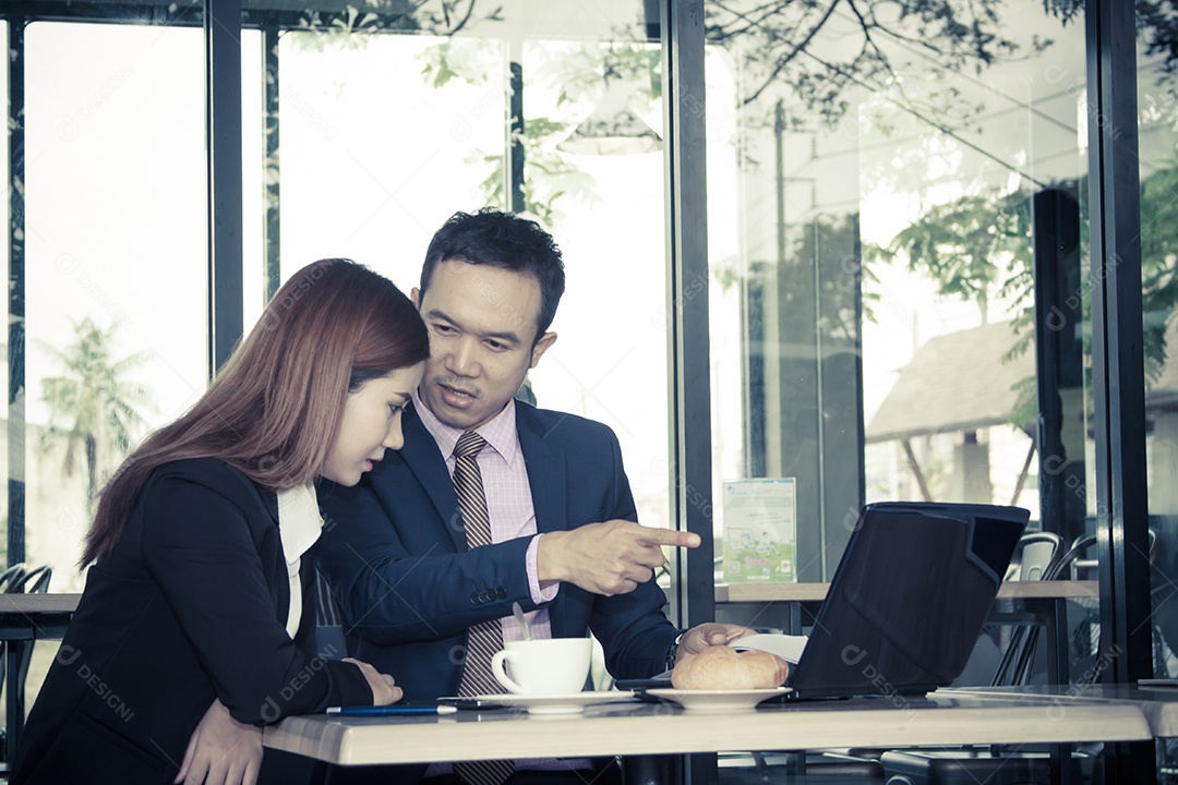 Homem de negócios com raiva gritando com funcionário no escritório