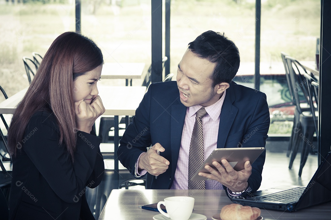 Homem vestido de negócios dando feedback negativo para seu colega