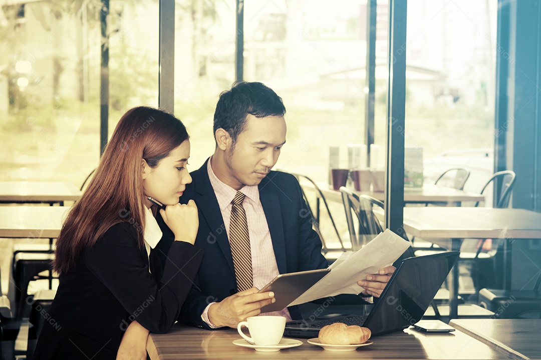 Empresário confiante e empresária atraente trabalhando