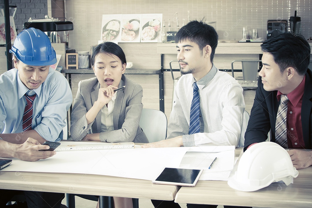 O arquiteto discute com o engenheiro sobre o projeto no escritório