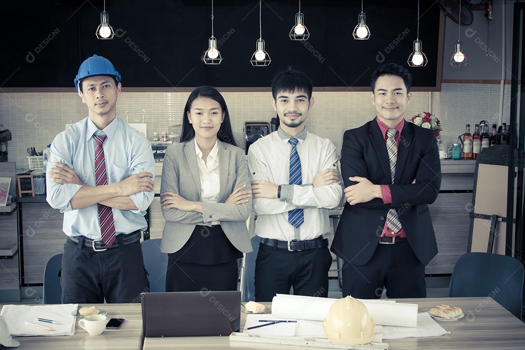 Grupo feliz de arquiteto discute com engenheiro sobre projeto