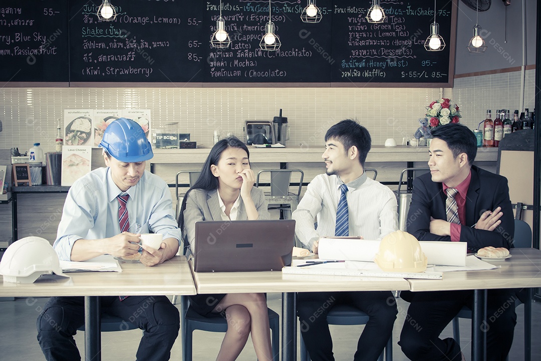 Grupo feliz de arquiteto discute com engenheiro sobre projeto