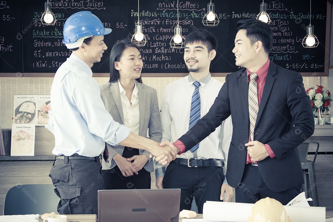 Grupo feliz de arquiteto discute com engenheiro sobre projeto