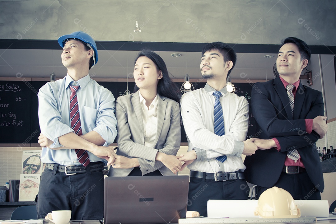 Grupo feliz de arquiteto discute com engenheiro sobre projeto