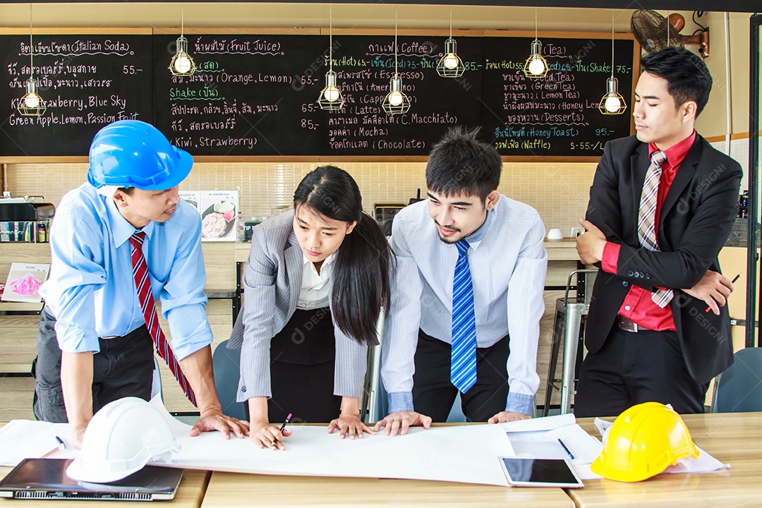 Grupo feliz de arquiteto discute com engenheiro sobre projeto