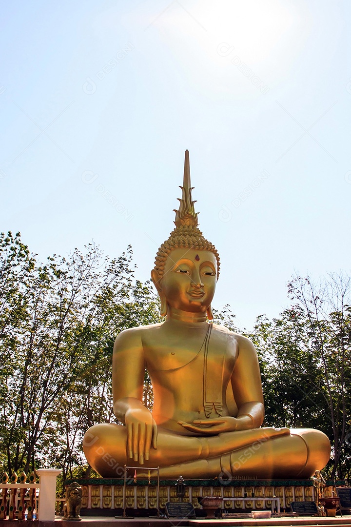 Buda dourado na Tailândia, fundo abstrato