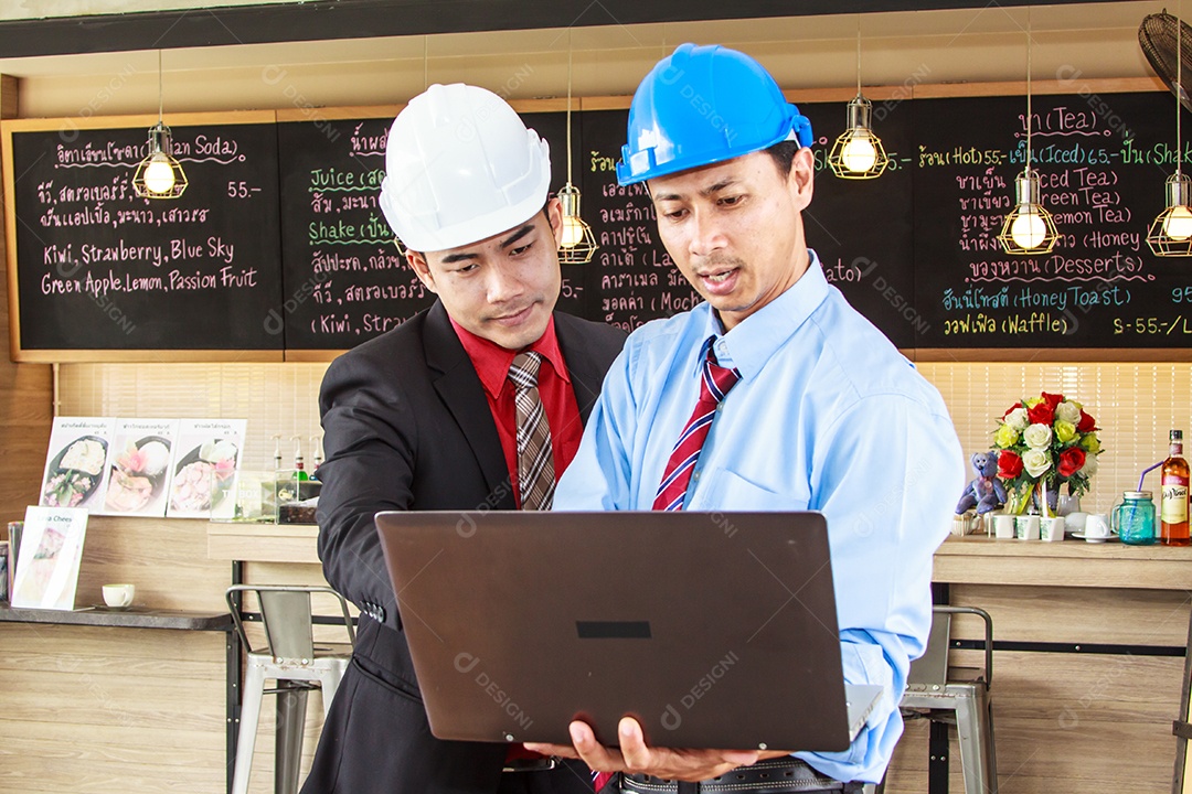 Dois engenheiros planejando obra