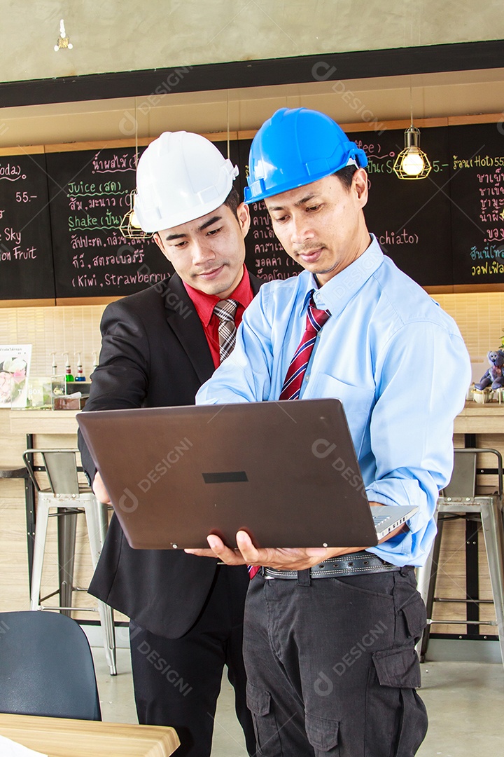 Dois engenheiros planejando obra