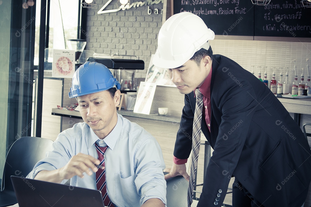 Dois engenheiros planejando obra