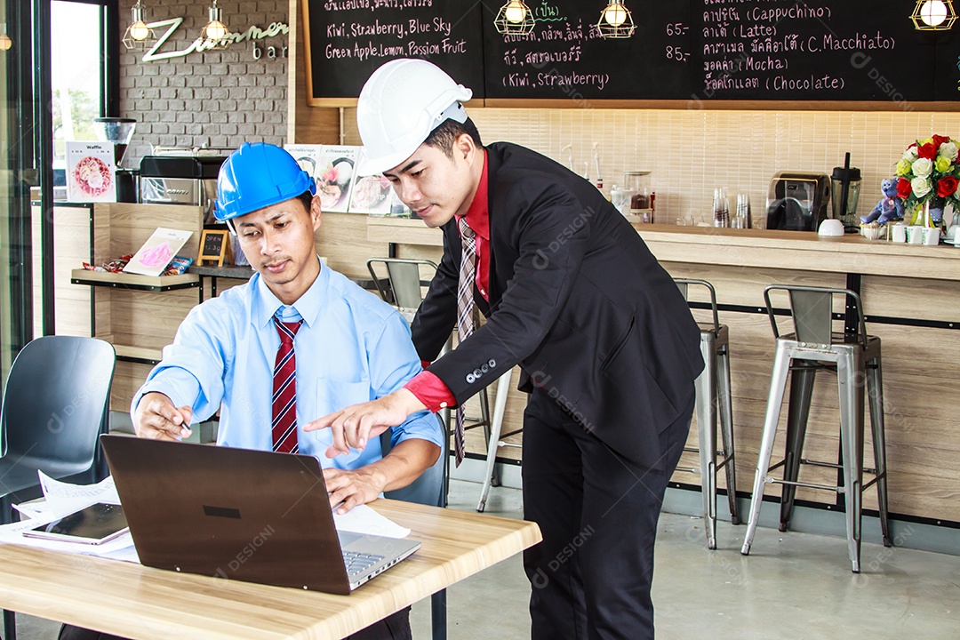 Dois engenheiros planejando obra
