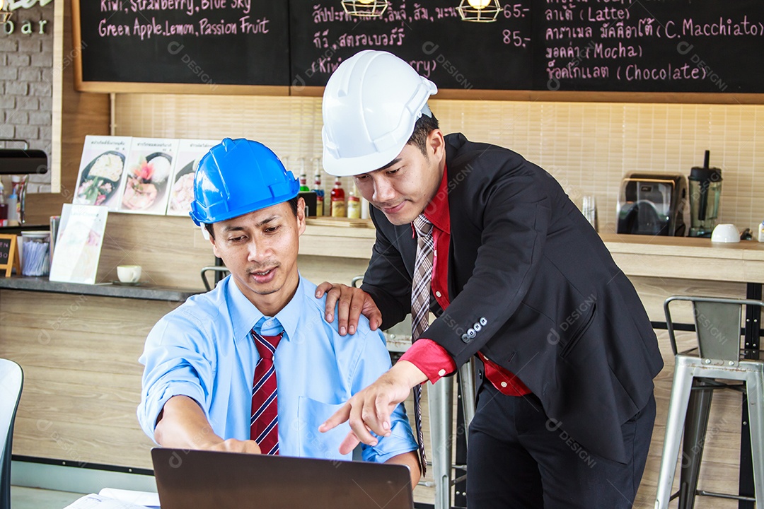 Dois engenheiros planejando obra