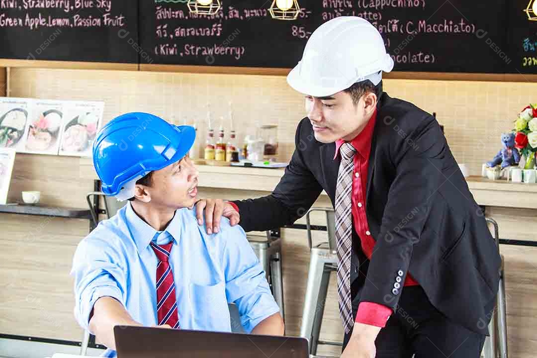 Dois engenheiros planejando obra