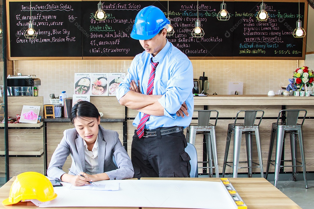 Dois engenheiros planejando obra