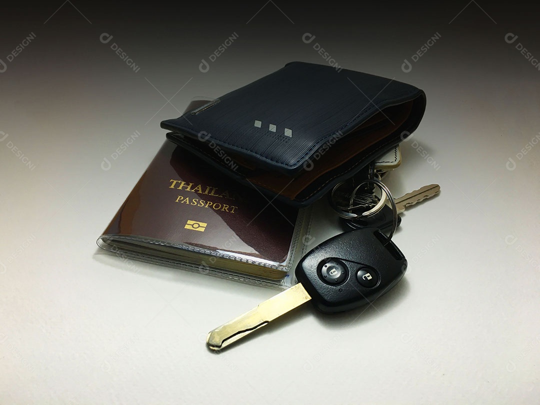 Passaporte chave de carro carteira sobre fundo isolado