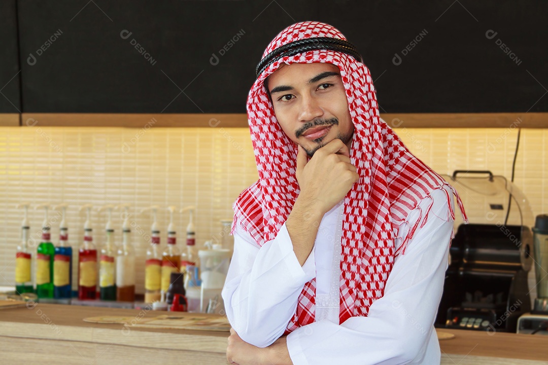 Empresário árabe com seu café na Tailândia