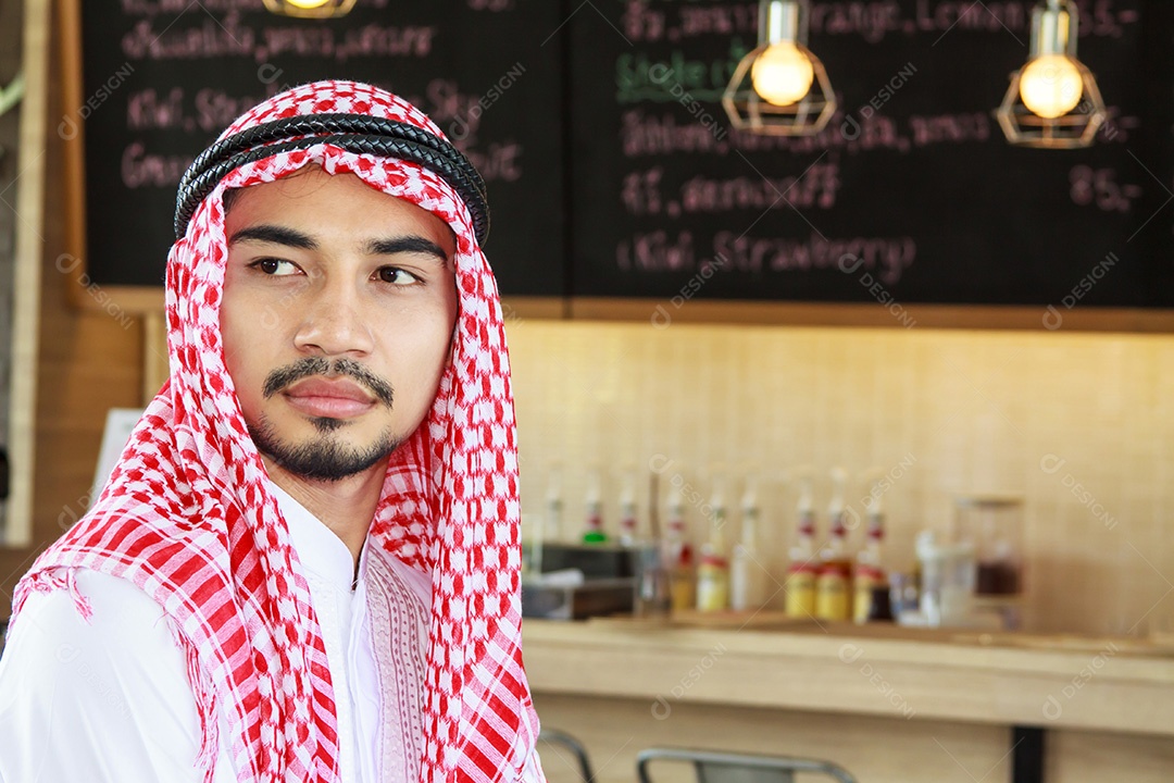 Empresário árabe com seu restaurante na Tailândia