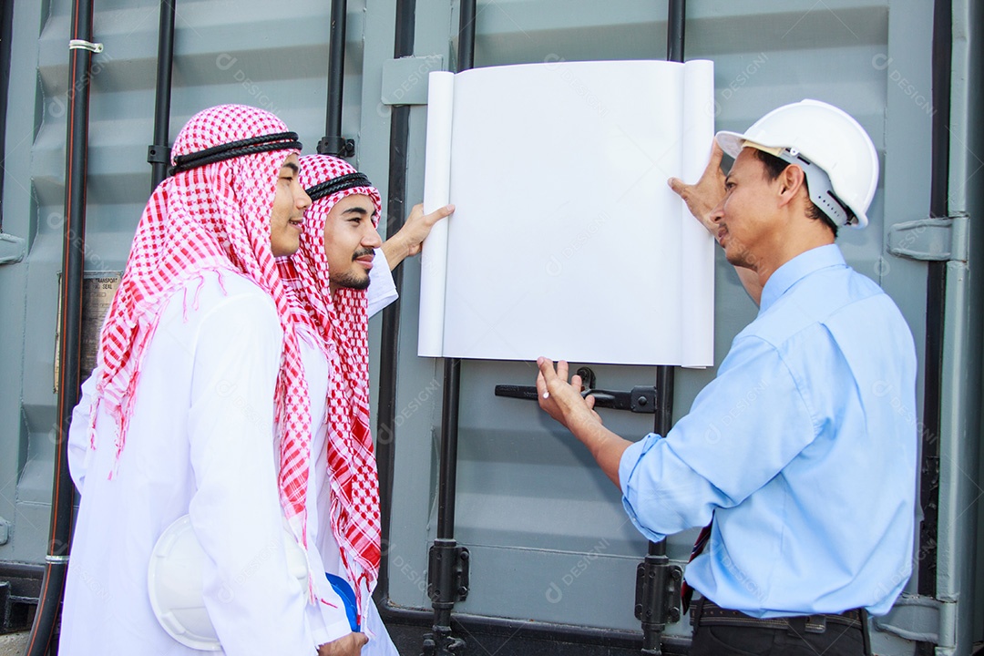 Arquitetos no Oriente Médio discutindo projeto de design de engenharia