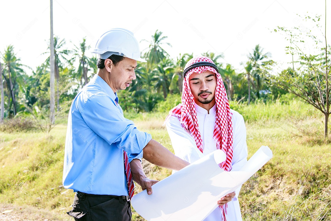 Arquitetos no Oriente Médio discutindo projeto de design de engenharia