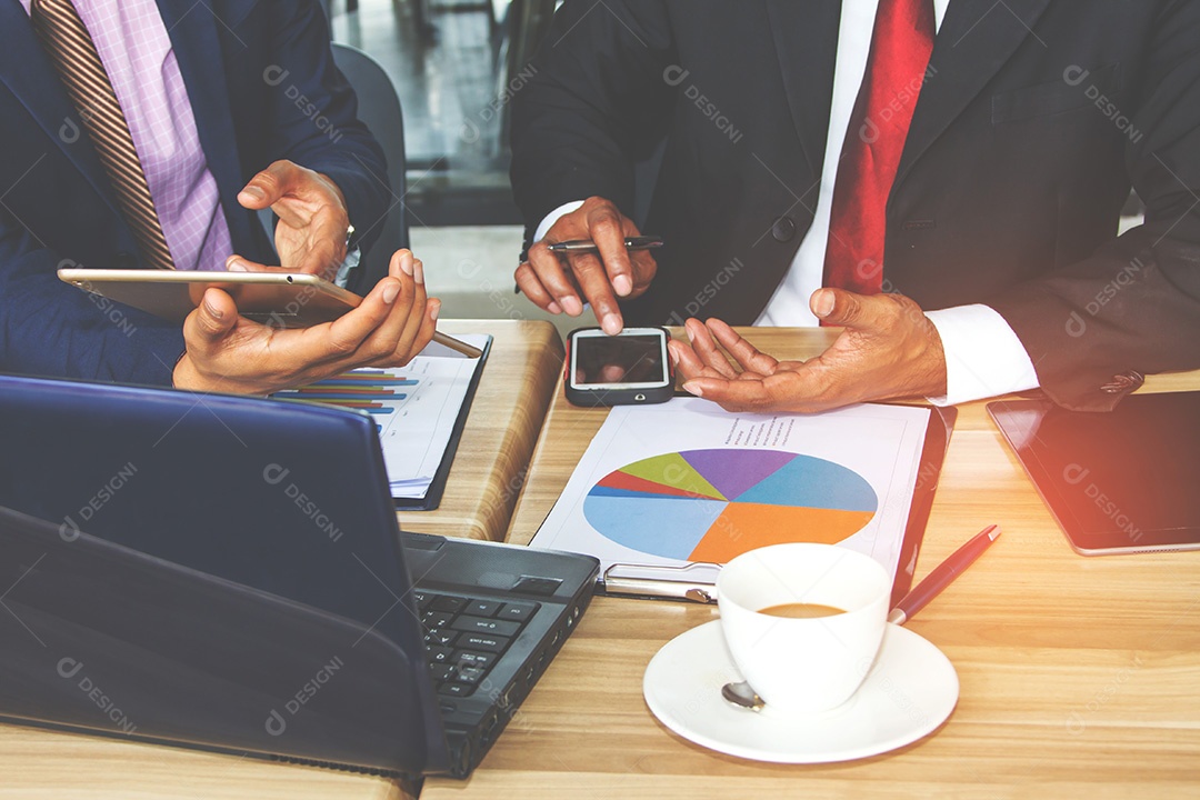 Discussão de pessoas de negócios na sala de reuniões no café