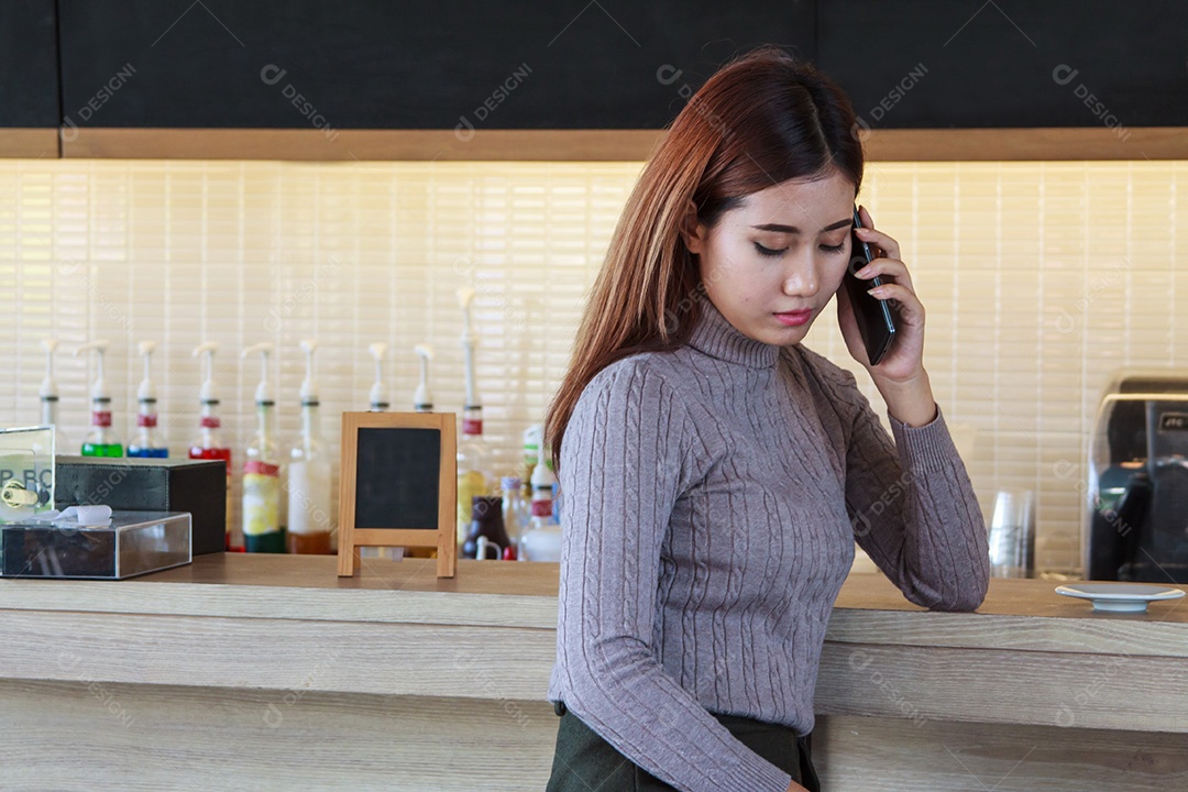 Retrato aproximado de uma bela jovem empresária bem-sucedida