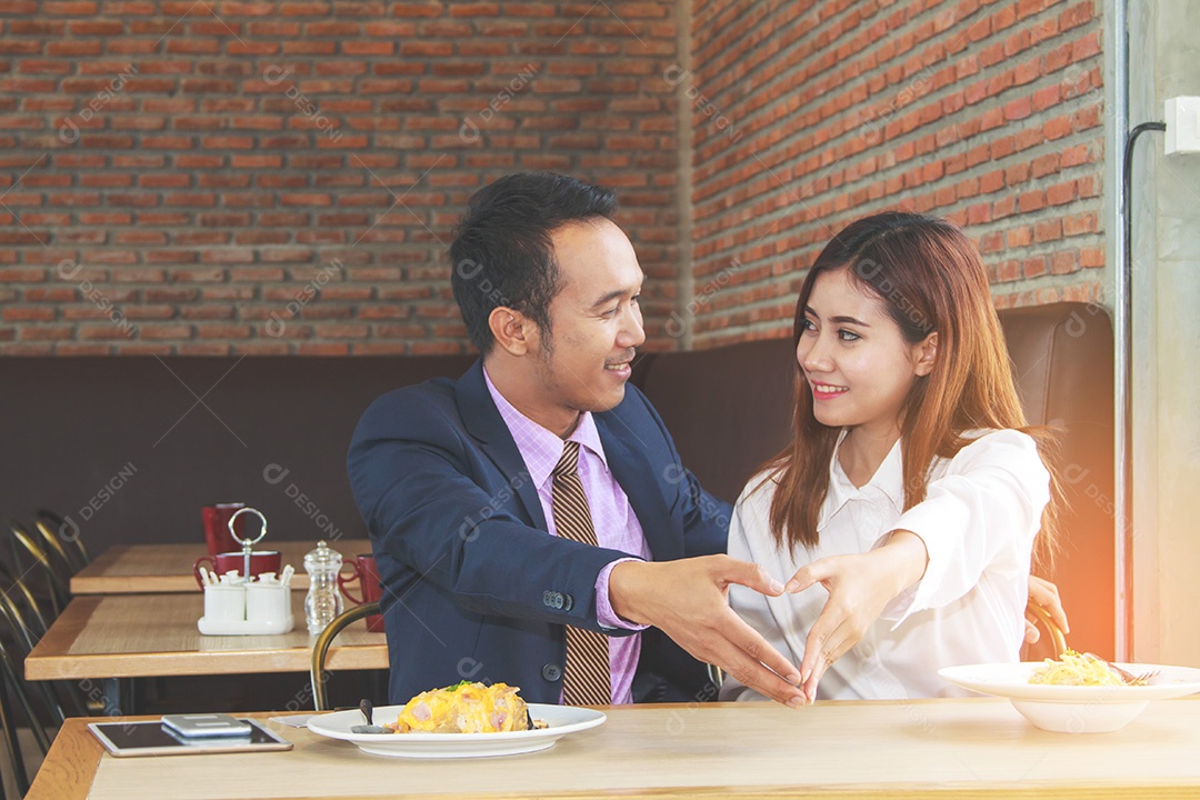 Casal de namorados. Retrato de menina de beleza sorridente