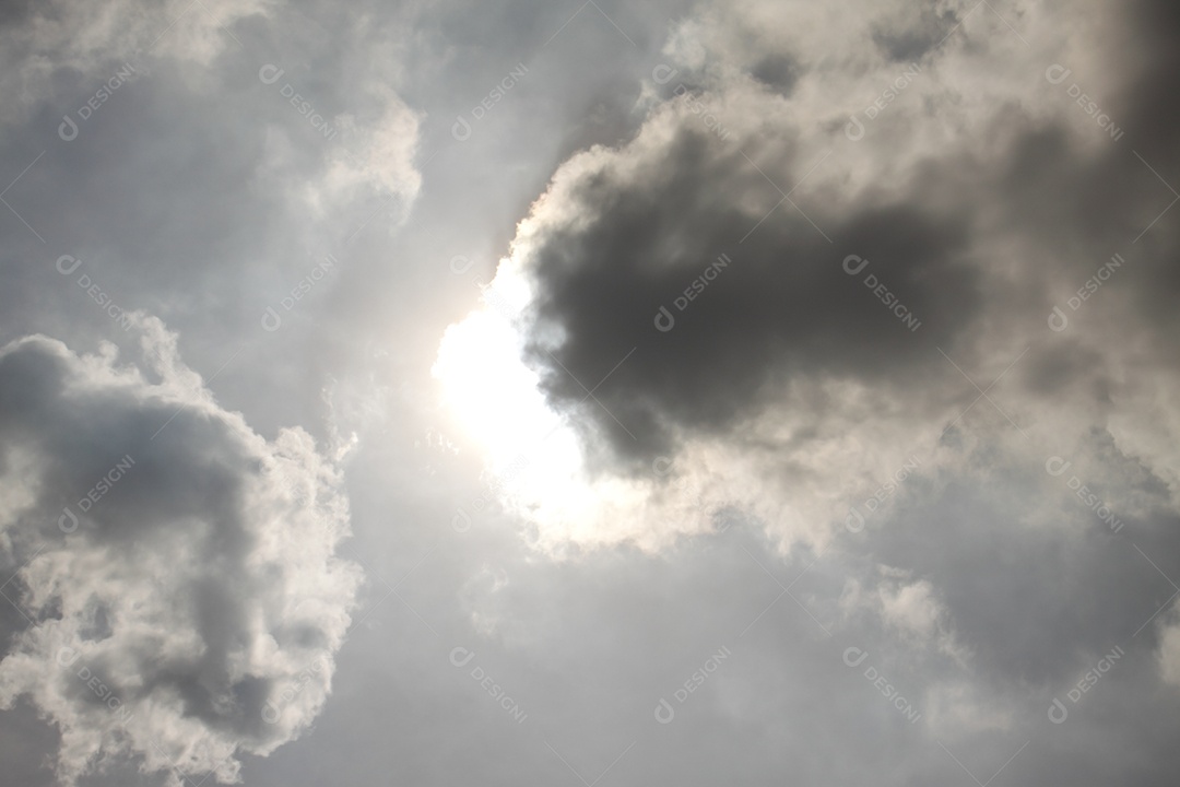 Nuvem negra contra a luz do sol