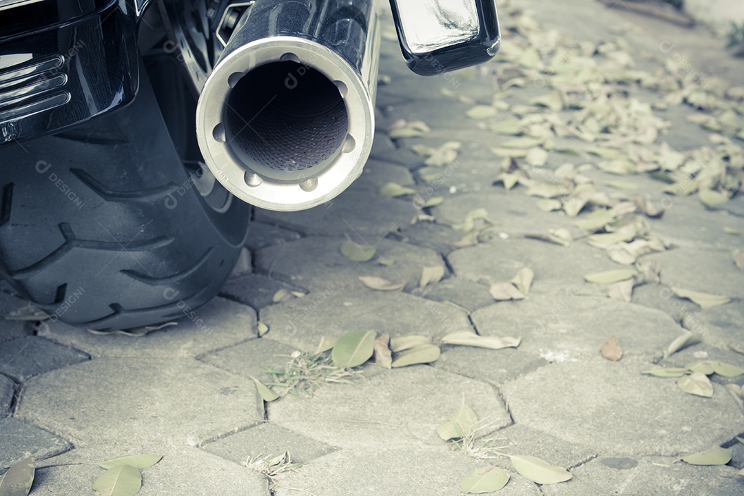 Escape cromado da motocicleta