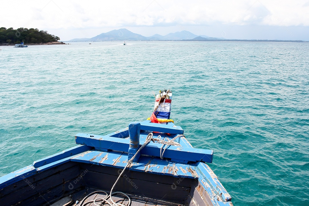 A proa azul de um navio e mar Tailândia