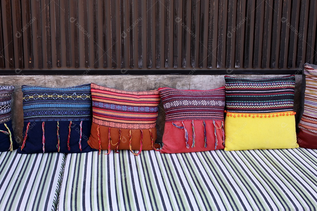 A sala de estar e travesseiro estilo tailandês