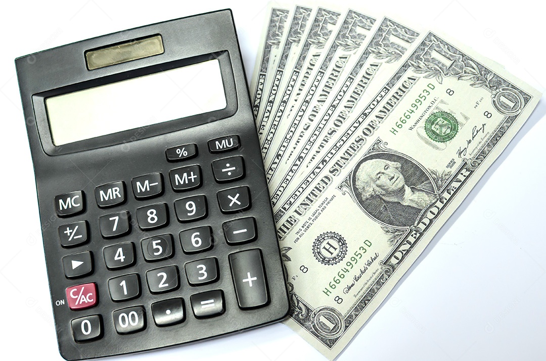 Dólares e calculadora sobre a mesa