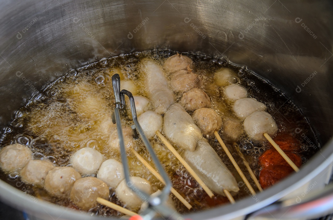 Alimentos tailandeses fritam almôndegas