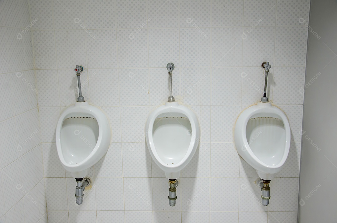 Mictórios em banheiro masculino