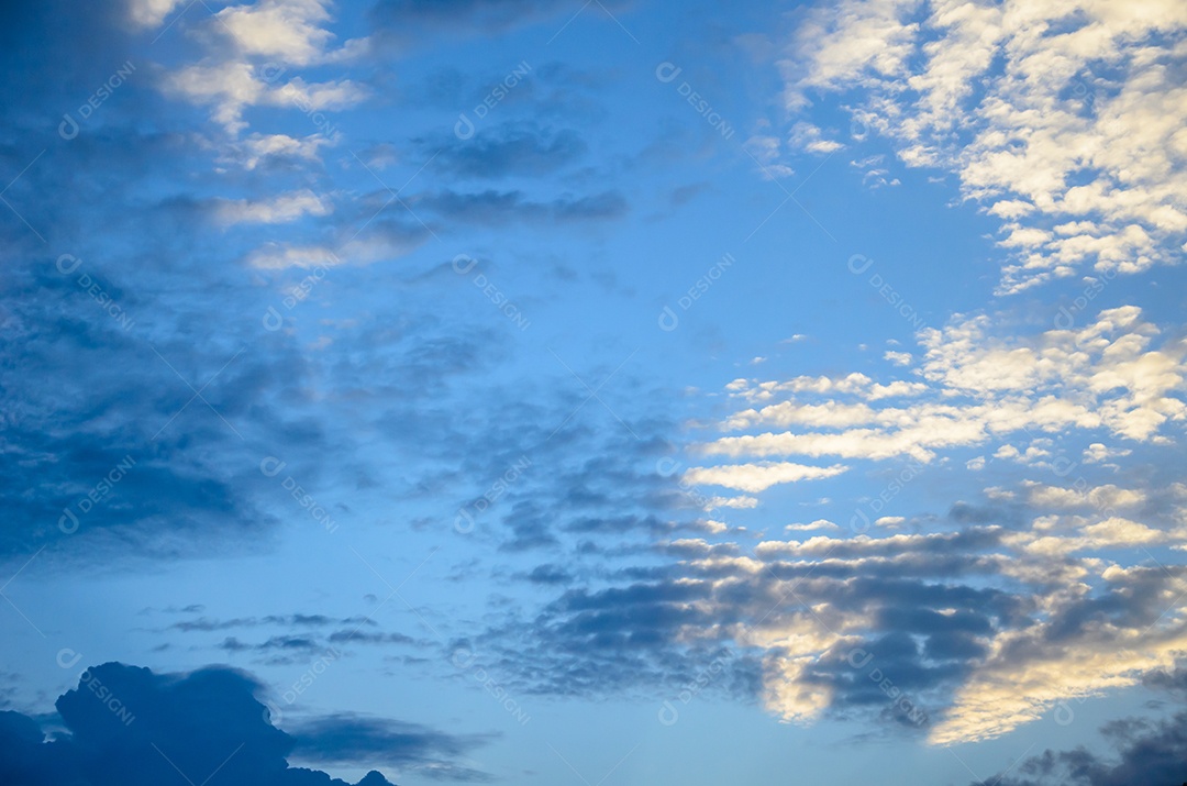 Céu azul e nuvens brancas