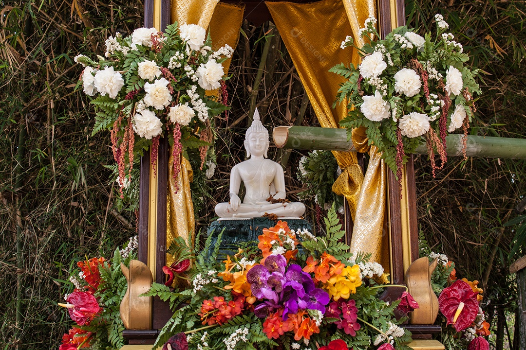 Imagem e flores da Buda no festival anual emprestado ao songkran do budista