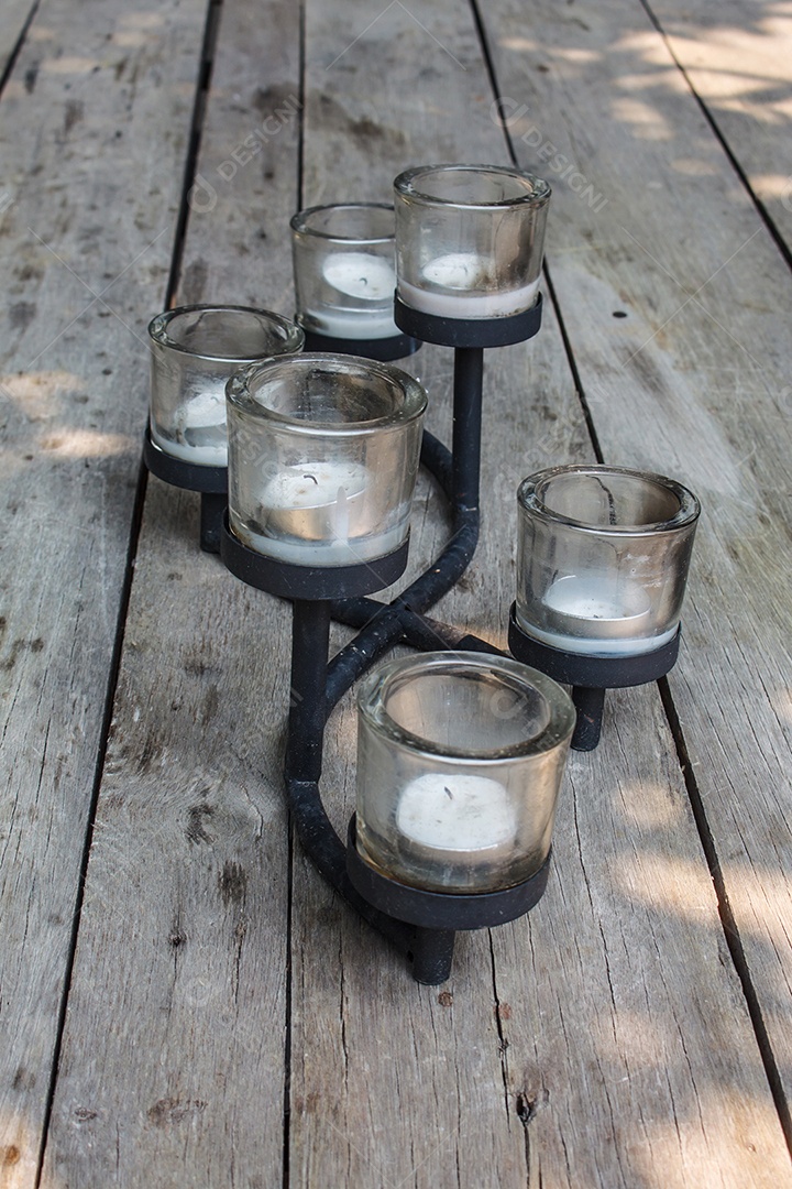 Castiçais estão ficando em uma mesa