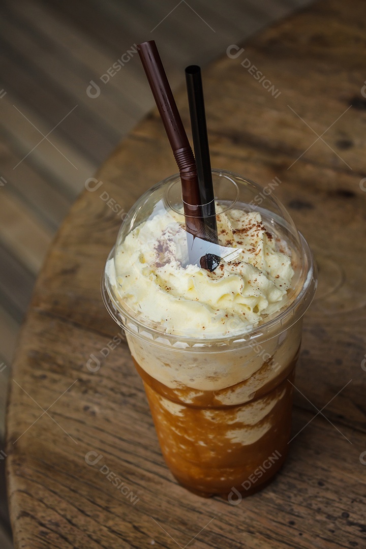 Smoothie de café gelado em fundo de madeira, foco suave, seletivo