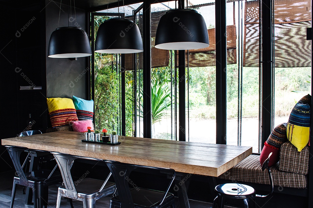 Sala de estar e mesa de madeira