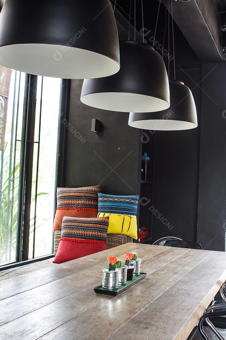 Sala de estar e mesa de madeira com candeeiro